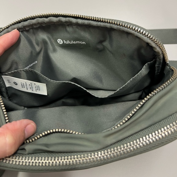 Lululemon Crossbody Camera Bag 2L Grey Sage - Picture 9 of 16